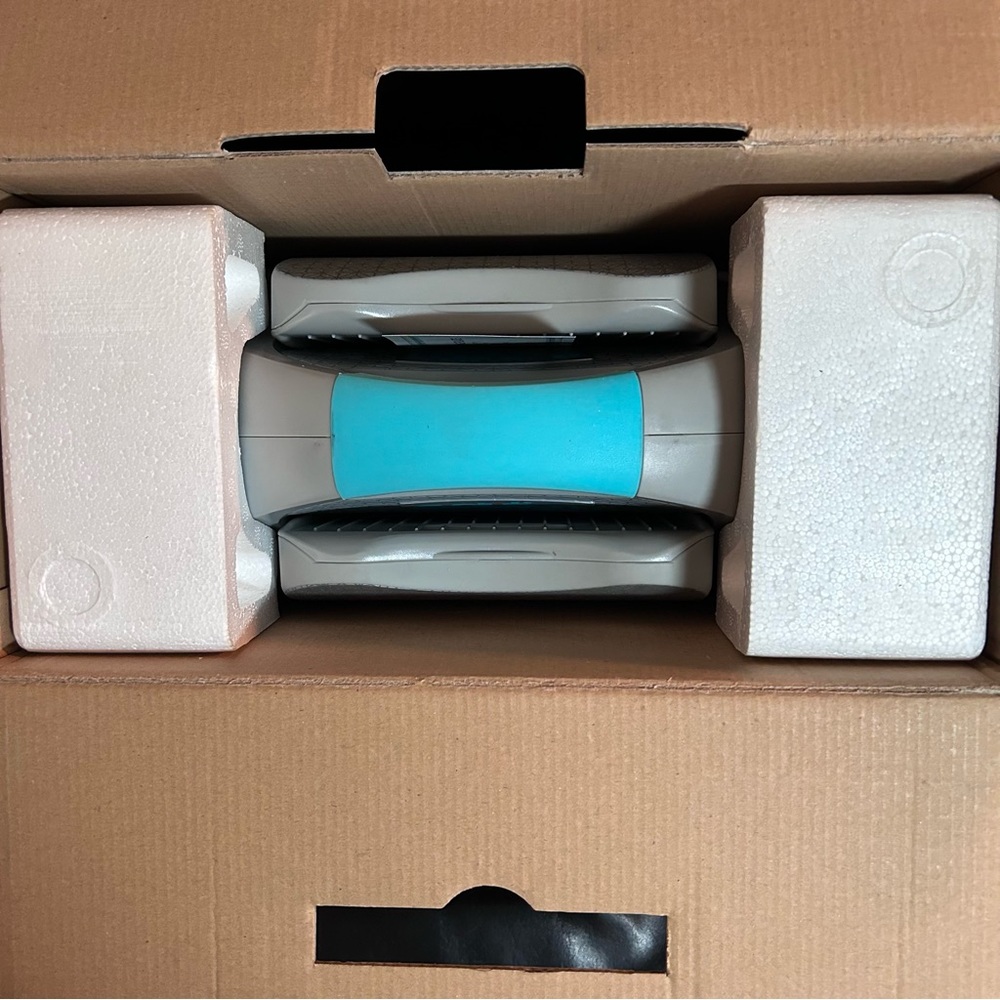 We R Memory Keepers Evolution Advanced die-cut & embossing machine - Picture 10 of 15